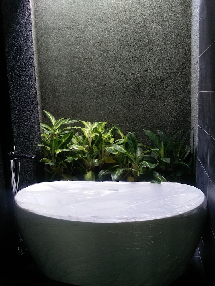 Deep soaking bathtub