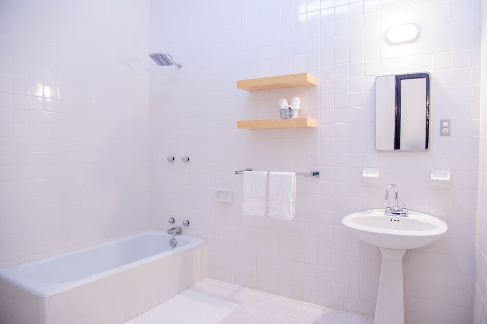 Deep soaking bathtub