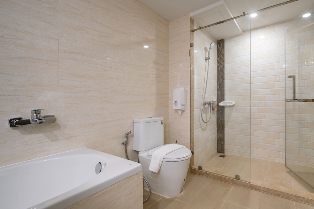 Deep soaking bathtub