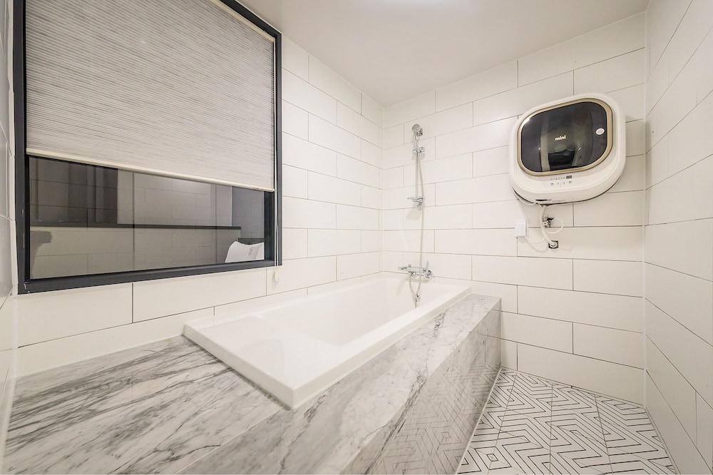 Deep soaking bathtub
