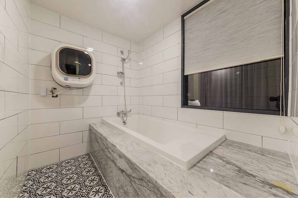 Deep soaking bathtub