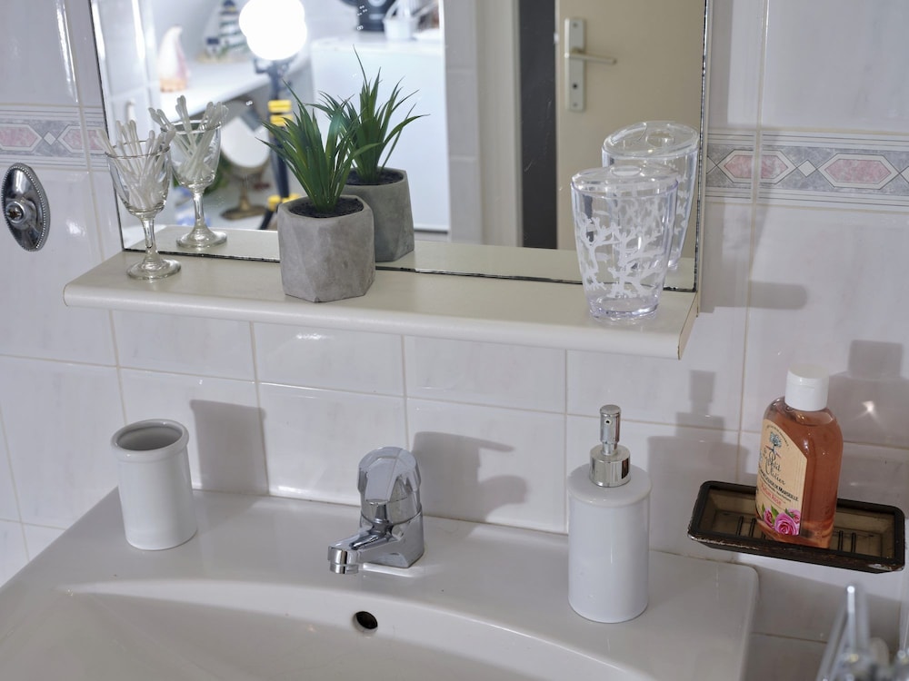 Bathroom sink