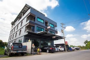 thumbnail: Front of property