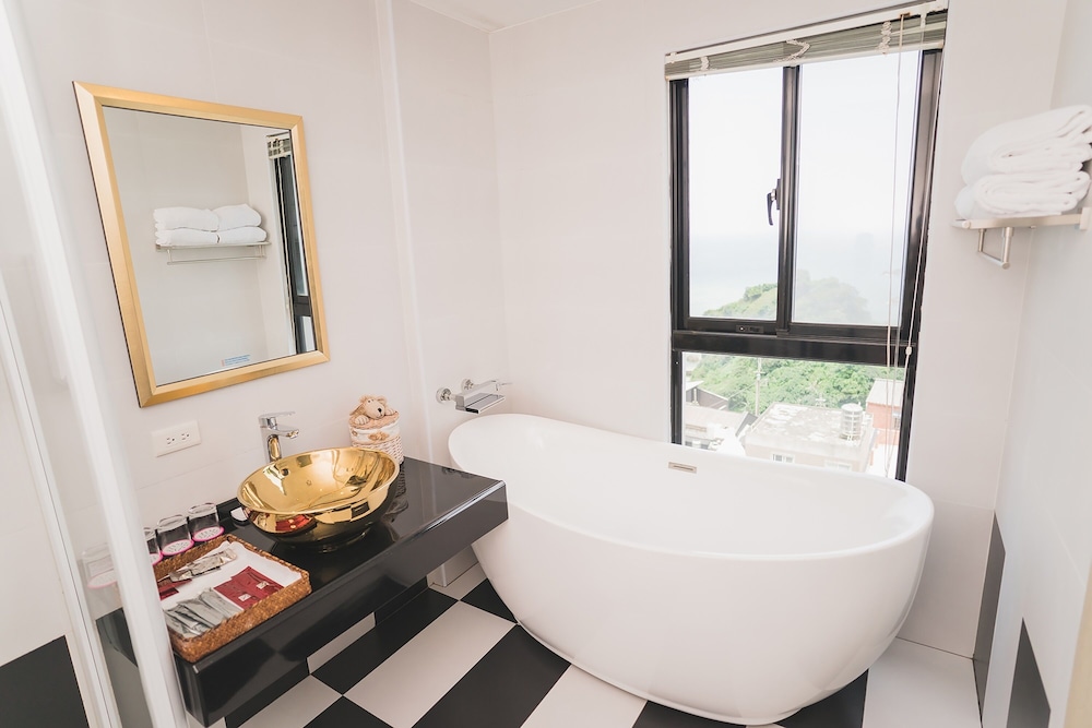 Deep soaking bathtub