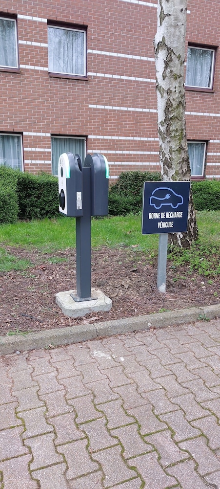 Electric vehicle charging station