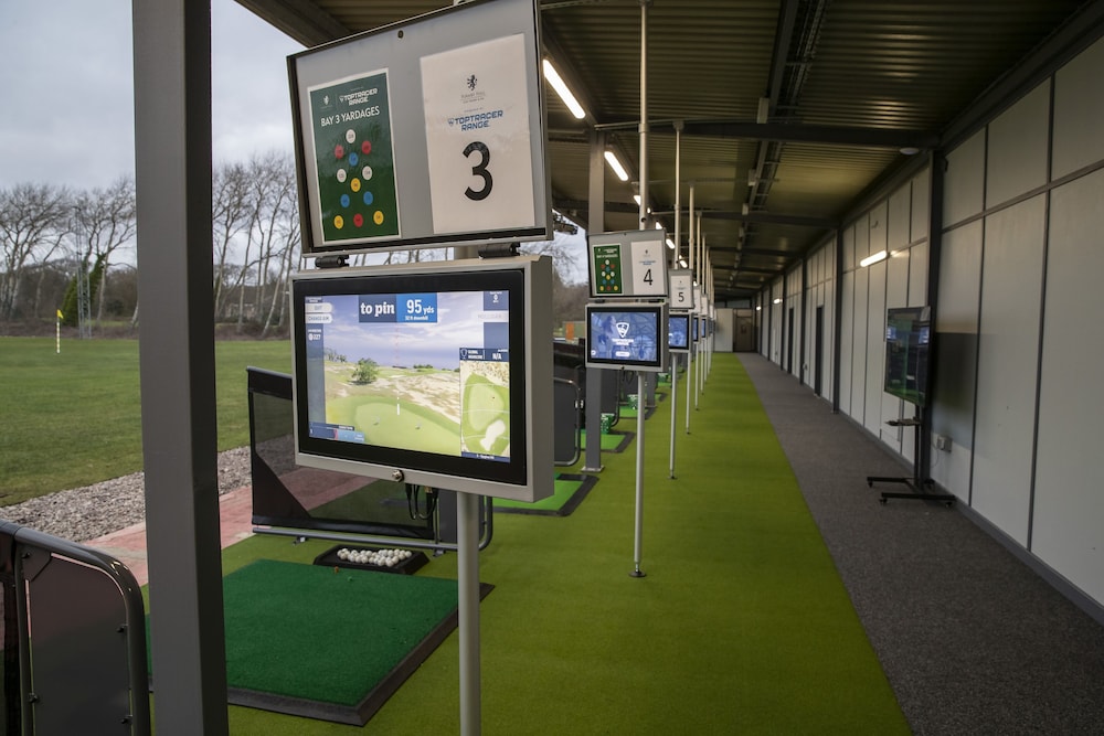Indoor golf driving range