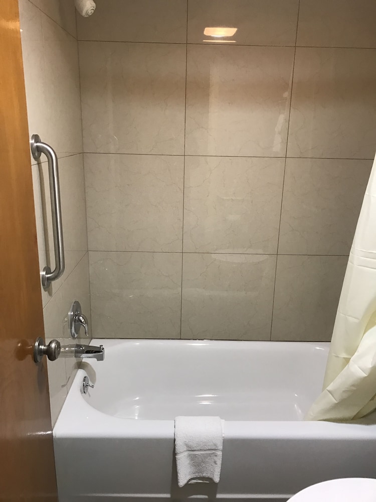 Deep soaking bathtub