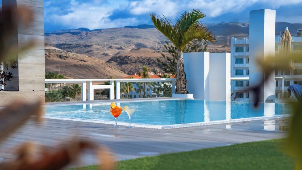 Rooftop pool
