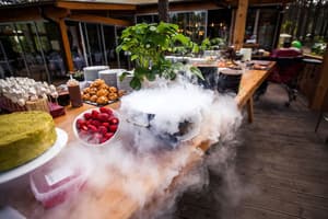 thumbnail: Outdoor dining