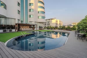 thumbnail: Poolside bar