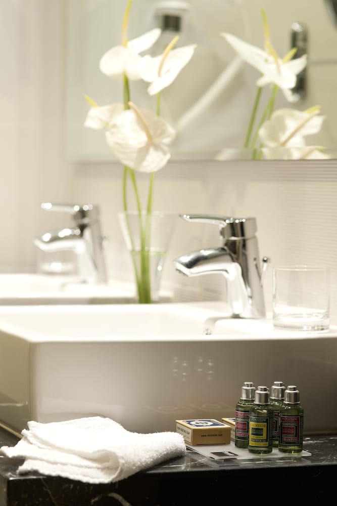Bathroom sink