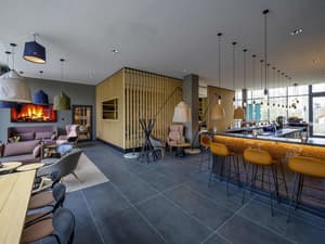 thumbnail: Bar (on property)