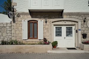 thumbnail: Front of property