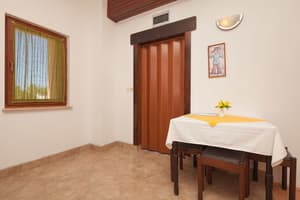 thumbnail: In-room dining