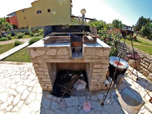 thumbnail: BBQ/picnic area