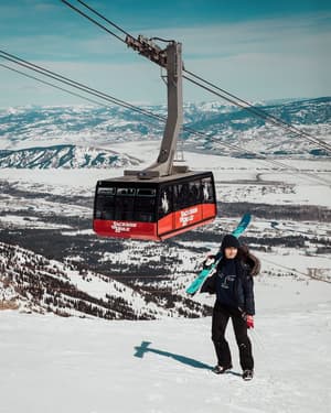 thumbnail: Skiing