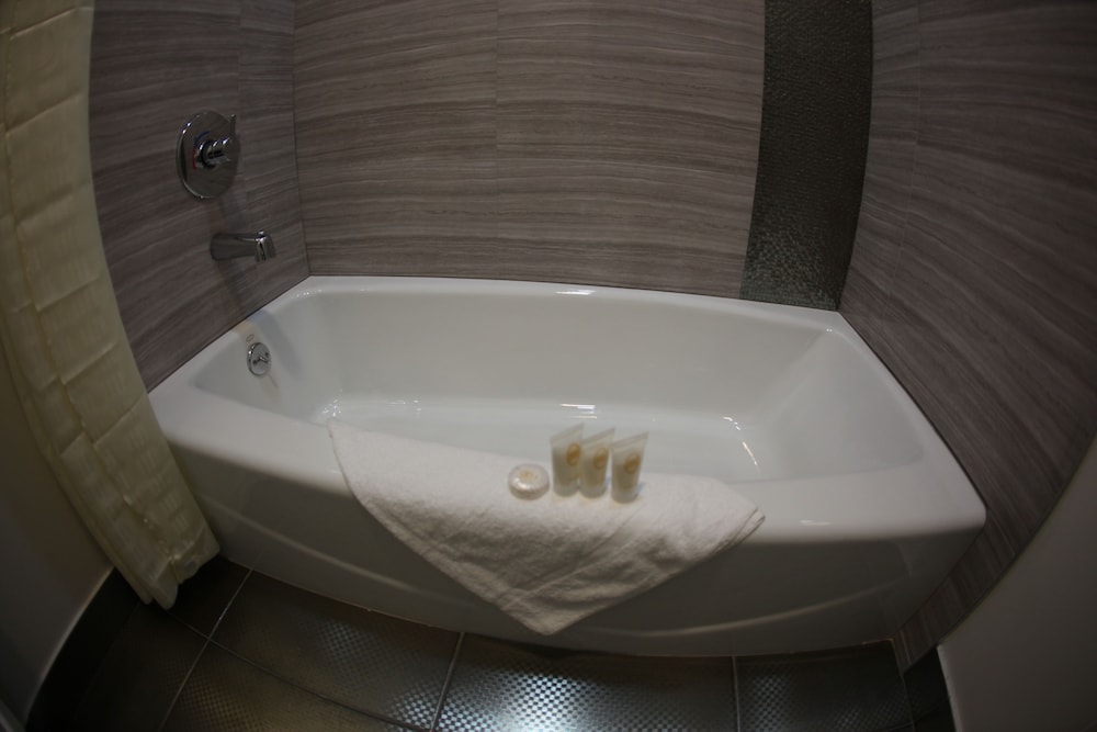 Deep soaking bathtub