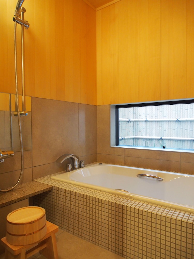 Deep soaking bathtub