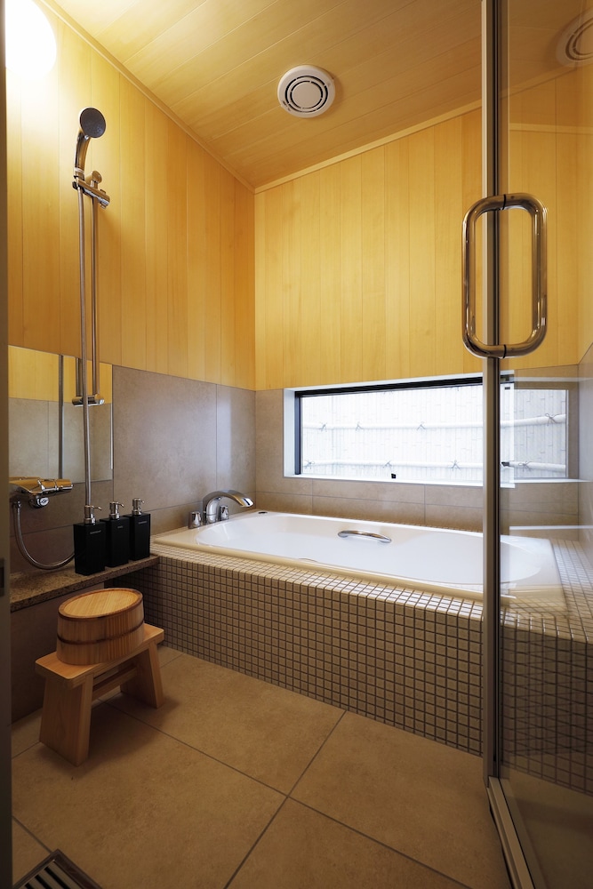 Deep soaking bathtub