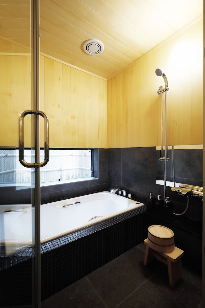 Deep soaking bathtub