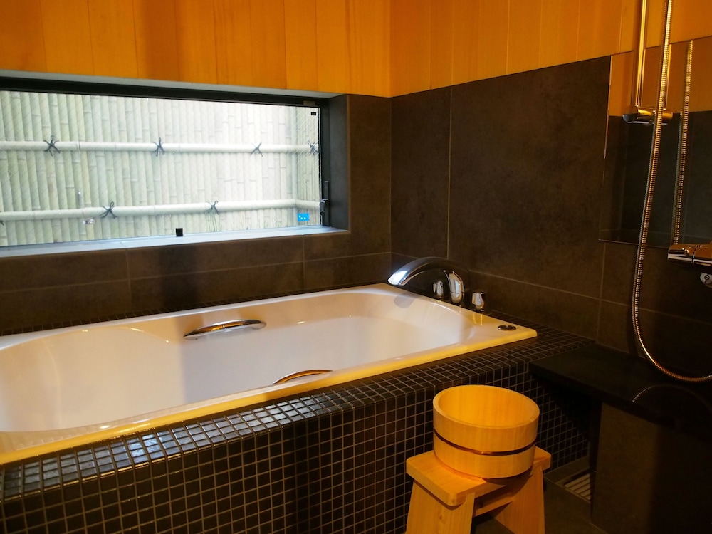 Deep soaking bathtub