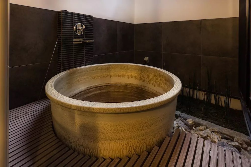 Deep soaking bathtub