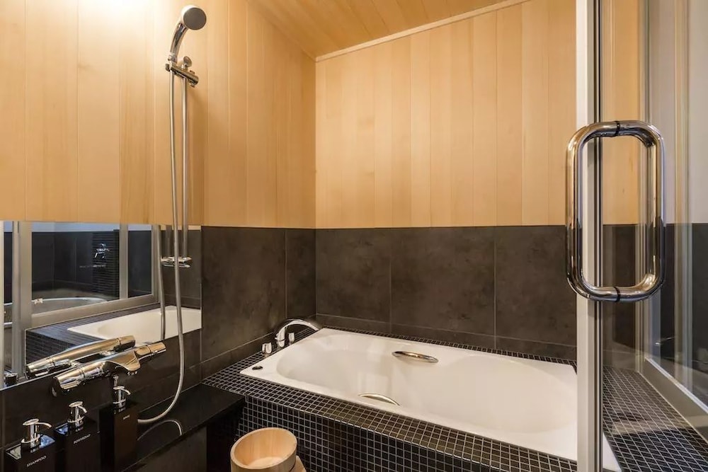 Deep soaking bathtub