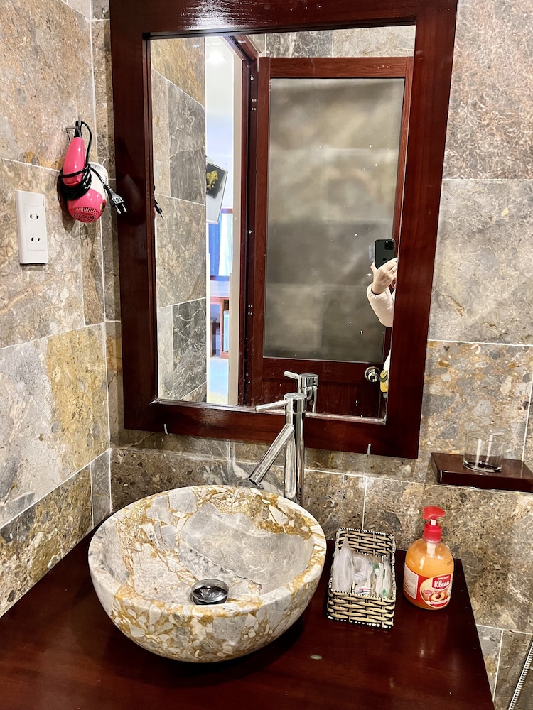 Bathroom sink