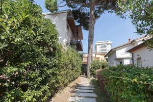 thumbnail: Front of property