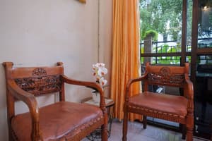 thumbnail: Lobby sitting area