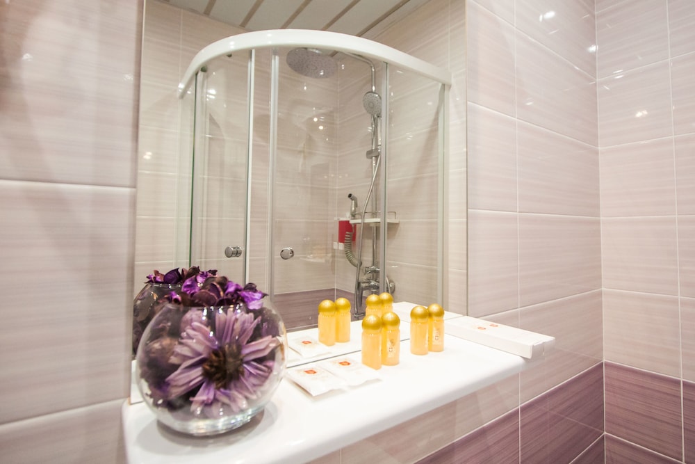 Bathroom amenities