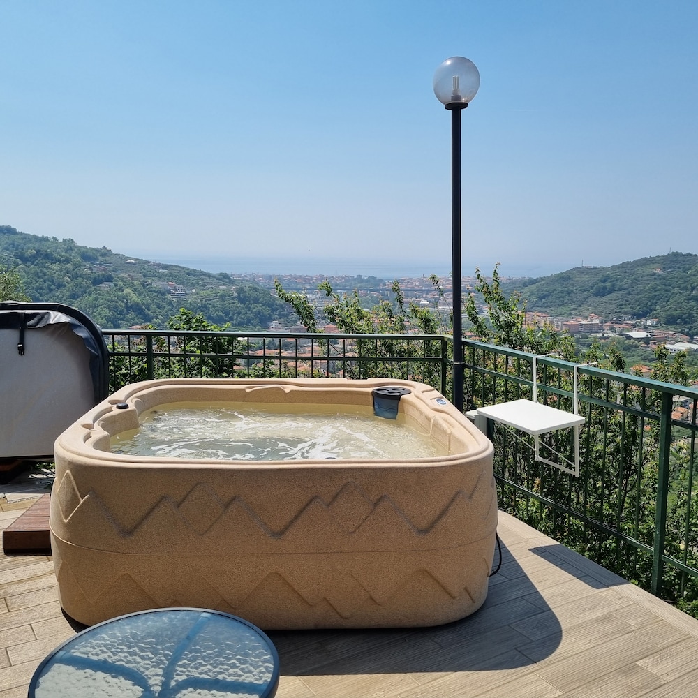 Deep soaking bathtub