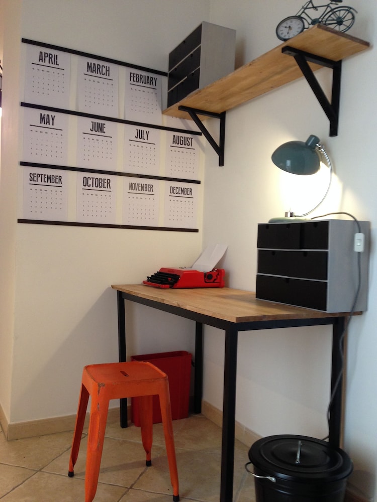 Check-in/check-out kiosk