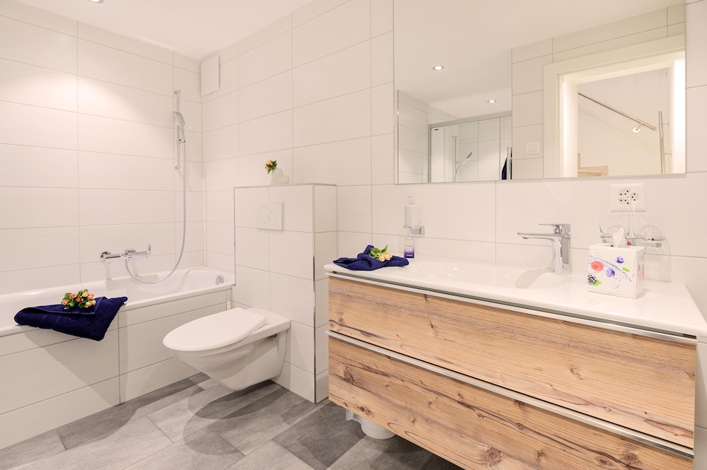 Deep soaking bathtub
