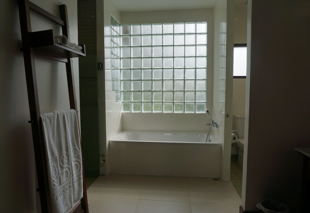 Deep soaking bathtub