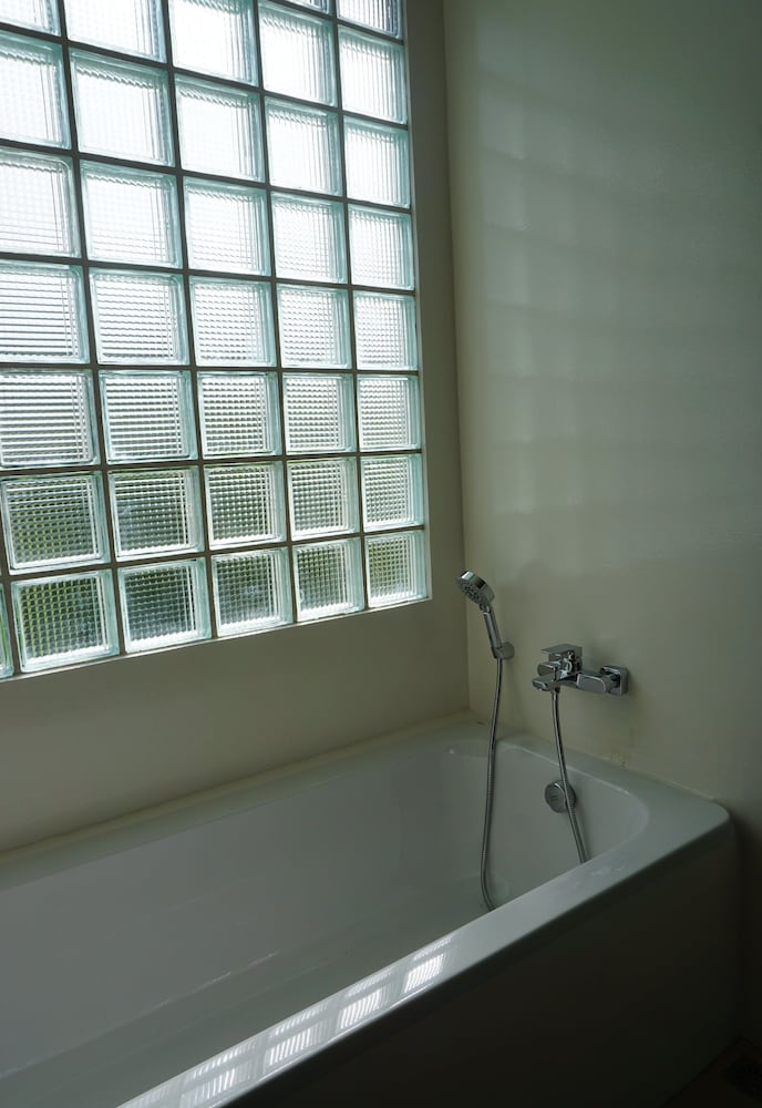 Deep soaking bathtub