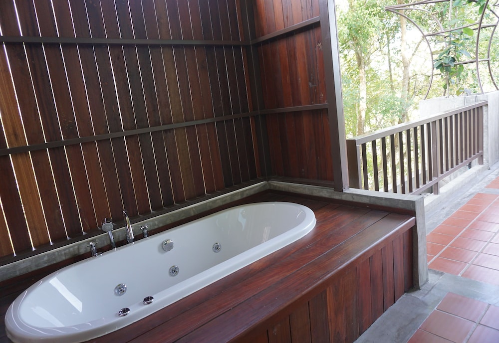 Jetted tub