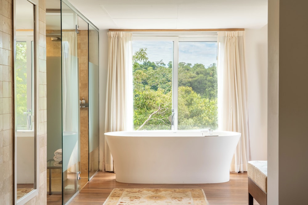 Deep soaking bathtub