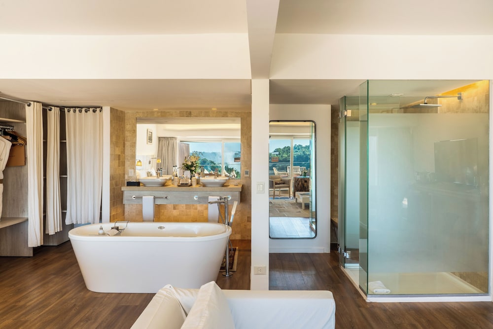 Deep soaking bathtub