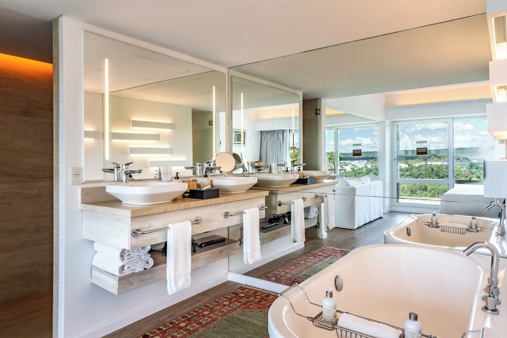 Deep soaking bathtub