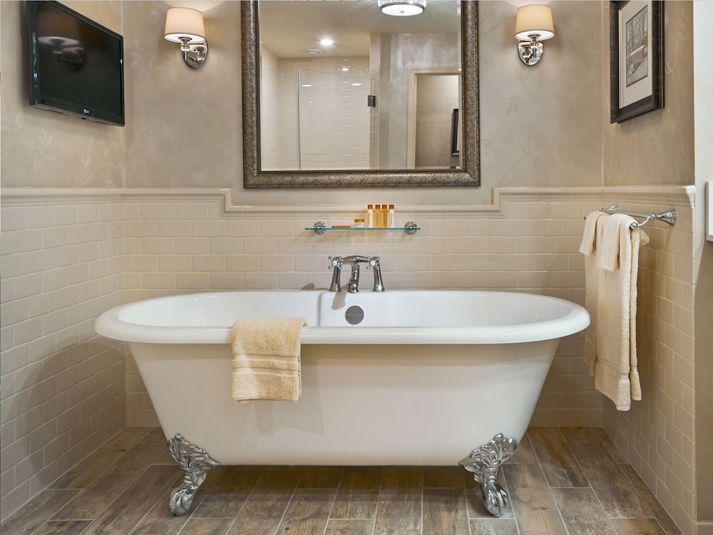 Deep soaking bathtub