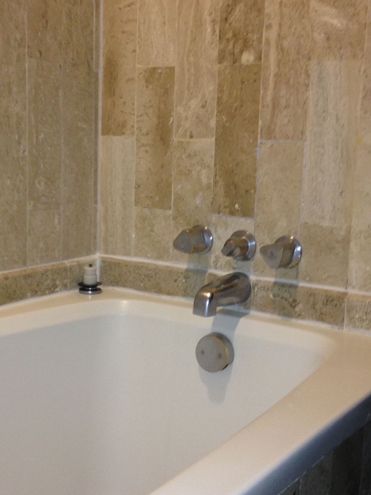 Deep soaking bathtub