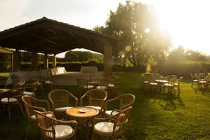 thumbnail: Outdoor dining