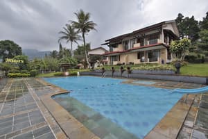 thumbnail: Outdoor pool