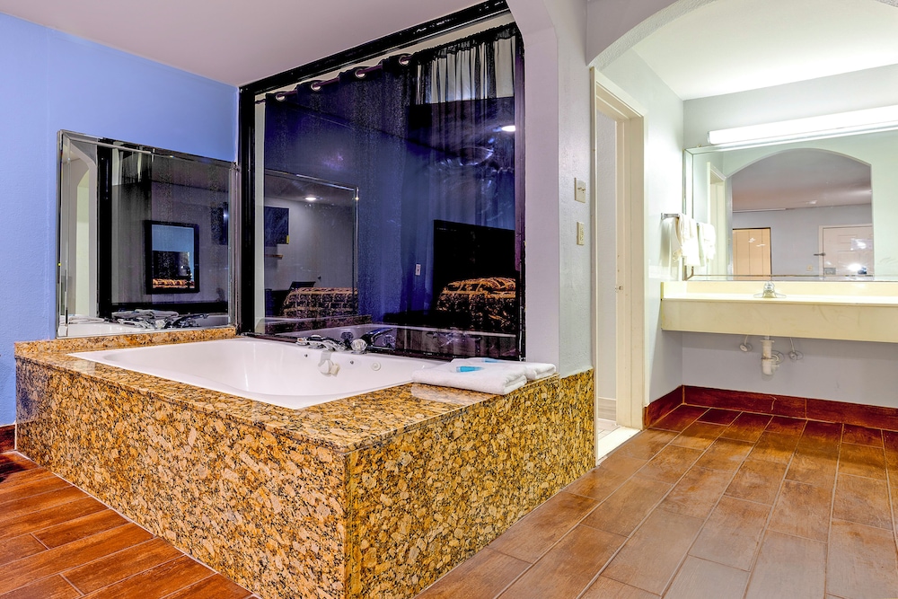 Jetted tub