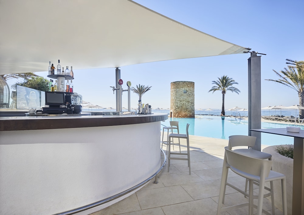 Poolside bar