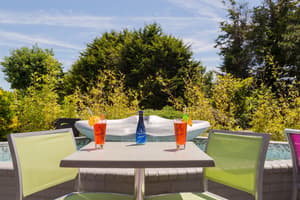 thumbnail: Outdoor dining