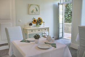 thumbnail: Breakfast area
