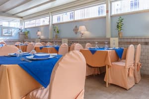 thumbnail: Family dining