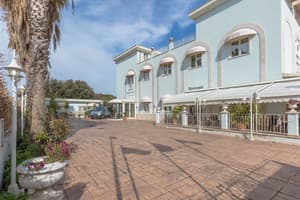 thumbnail: Front of property